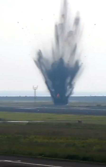 宮崎空港の誘導路で起きた爆発をとらえた定点カメラの映像。国交省宮崎空港事務所は米国製の不発弾の爆発が原因と発表した＝2日午前8時ごろ（航空大学校提供）