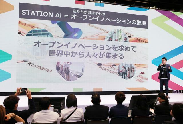 報道向け説明会で「ステーション Ai」の概要を説明する佐橋宏隆社長兼ＣＥＯ（右端）=2024年10月31日午後、名古屋市昭和区、溝脇正撮影