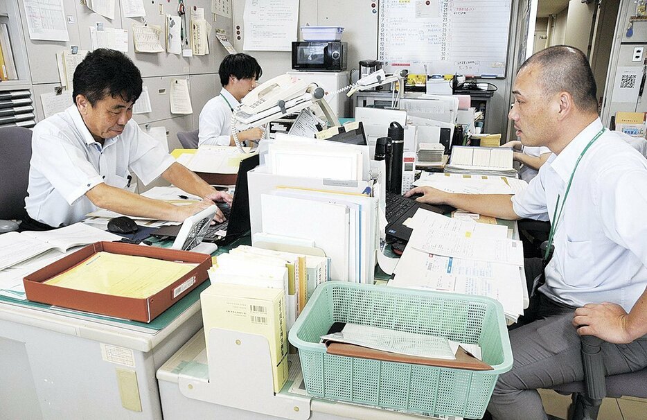 衆院選の準備に追われる松本市選挙管理委員会事務局の職員