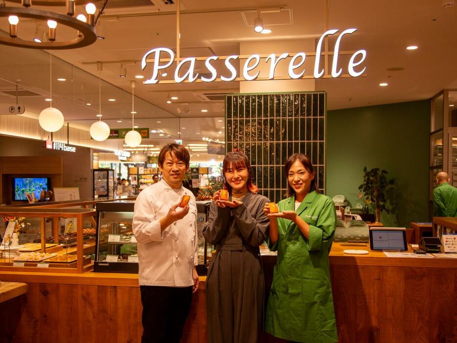 「PASSERELLE（パスレル）」リニューアルオープン初日イベントに出席した村上佳菜子さん（中央）