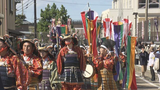 練り歩く武者行列＝13日午前10時すぎ、坂井市丸岡町霞町