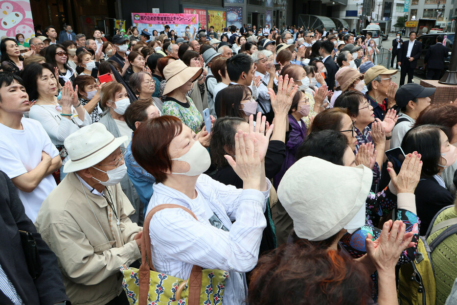 衆院選の立候補受け付けは１５日午後５時に締め切られ、１３４４人が届け出た。写真は街頭演説会で候補者らの訴えに耳を傾ける聴衆＝同日午前、東京都豊島区