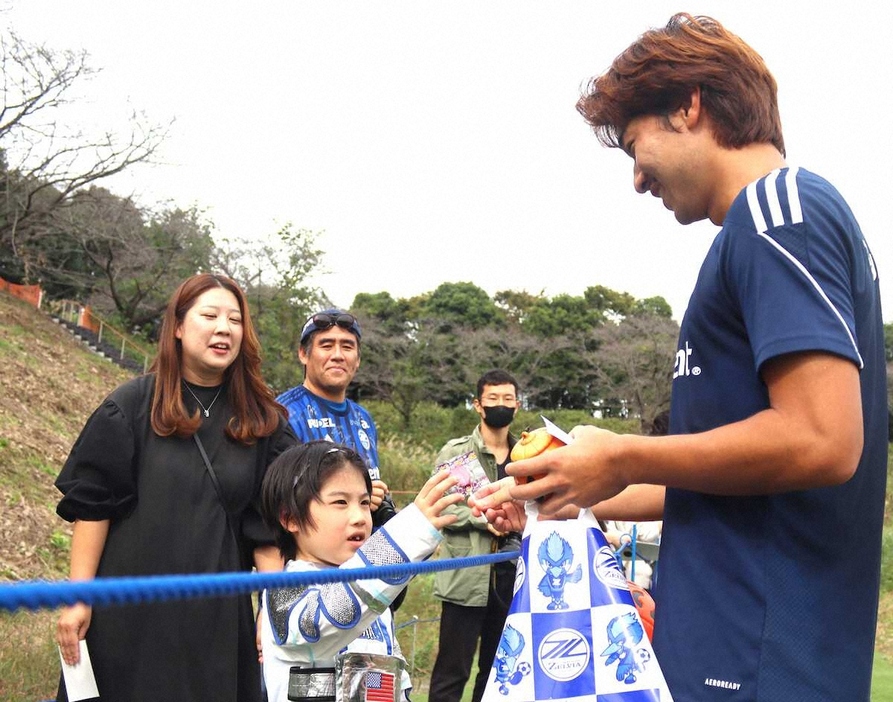 町田の練習後、推しのMF芦部晃生にハロウィーンのお菓子をプレゼントされ喜ぶファンの少年