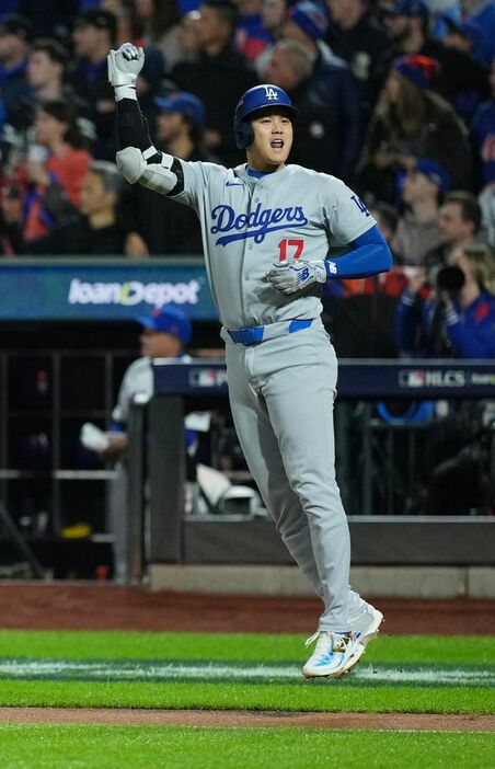 先頭打者ホームランを放ったドジャースの大谷翔平選手（写真:日刊スポーツ/アフロ）