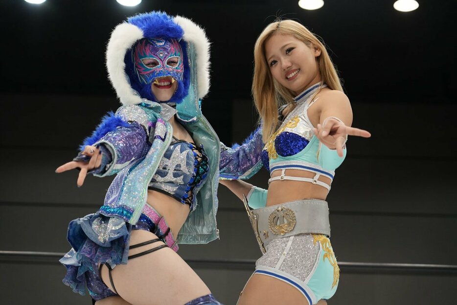 仙女勢に勝利したスターライト・キッド㊧と天咲光由（©ＳＴＡＲＤＯＭ）