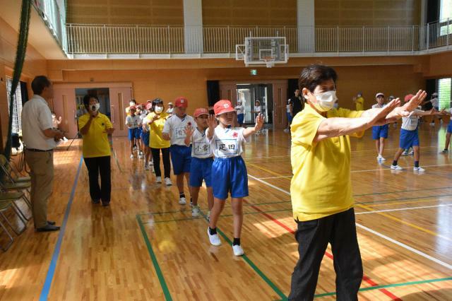 地域住民らから那珂音頭を教わる児童たち