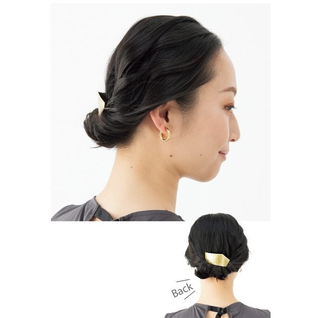 トップス2万7500円（プレインピープル／プレインピープル青山 TEL.03・6419・0978）　ミュゼリ ヘアコーム トゥリーブ3,080円（contra bo ne-pre／ア・デペシュ TEL.075・694・1255）　フープイヤリング8,...