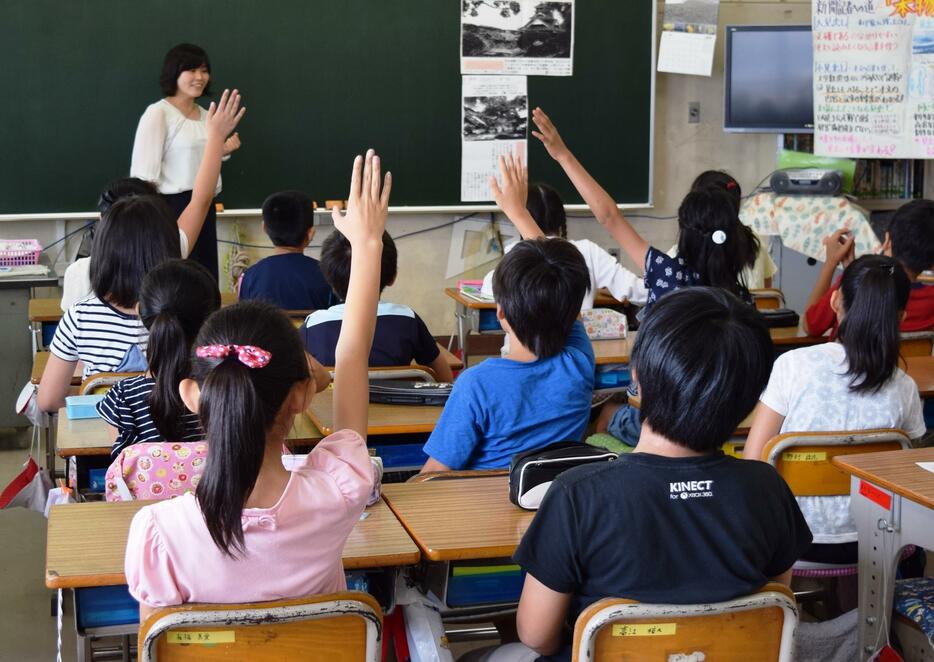 各地の公立学校で教壇に立つ教員が不足している