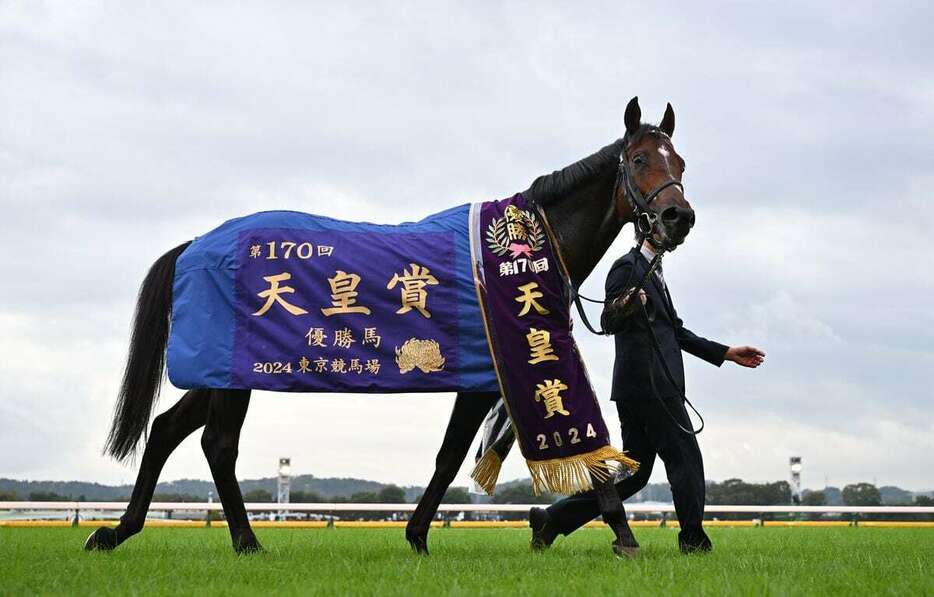 天皇賞（秋）1着7番ドウデュース＝27日、東京競馬場（奈良武撮影）