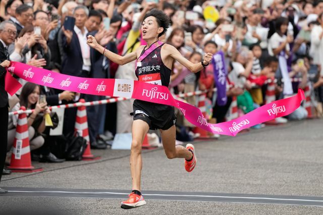 フィニッシュテープを切る國學院大學の平林清澄選手(写真：SportsPressJP/アフロ)