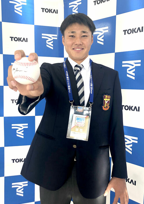 ロッテから指名あいさつをうけたドラフト５位の東海大九州・広池康志郎投手（球団提供）