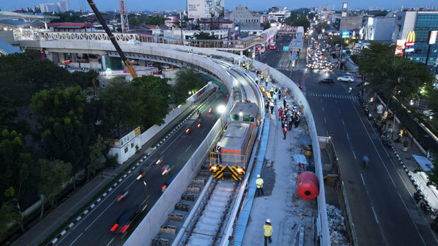 ベロドローム駅―ラワマングン駅間で、敷設された路線の上を走行する保守用車両＝９月30日（ジャクプロ提供）