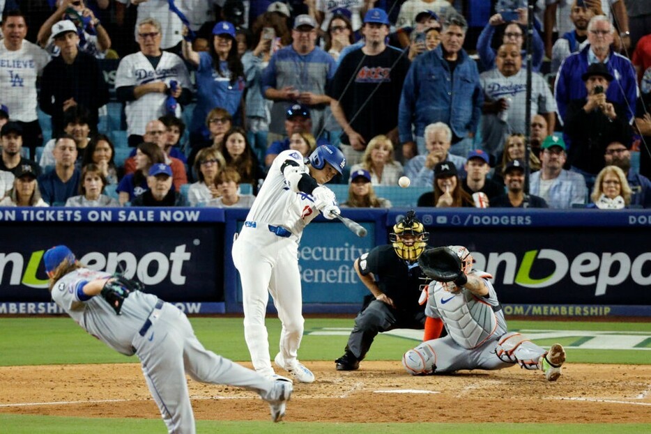 ドジャー・スタジアムでヒットを打つ大谷翔平選手（Kevork Djansezian / Getty Images）