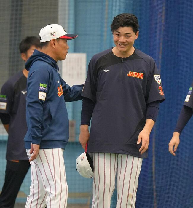 代表合宿初日に井端監督（左）から声をかけられる清宮＝29日、宮崎市の清武総合運動公園