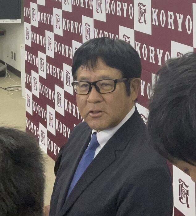 ドラフト会議後に取材対応する広陵高・中井監督