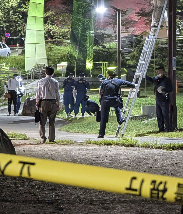 爆発があったとみられる東京都北区の清水坂公園で、現場付近を調べる警視庁の捜査員ら＝4日午後8時