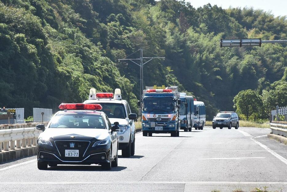 列になって走行するパトカーなど（宇部伊佐専用道路で）