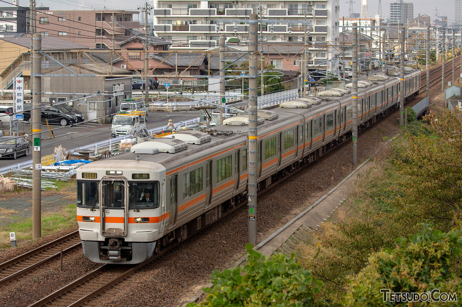 「青春18きっぷ」は、全国のJR線の普通・快速列車が乗り放題（イメージ）