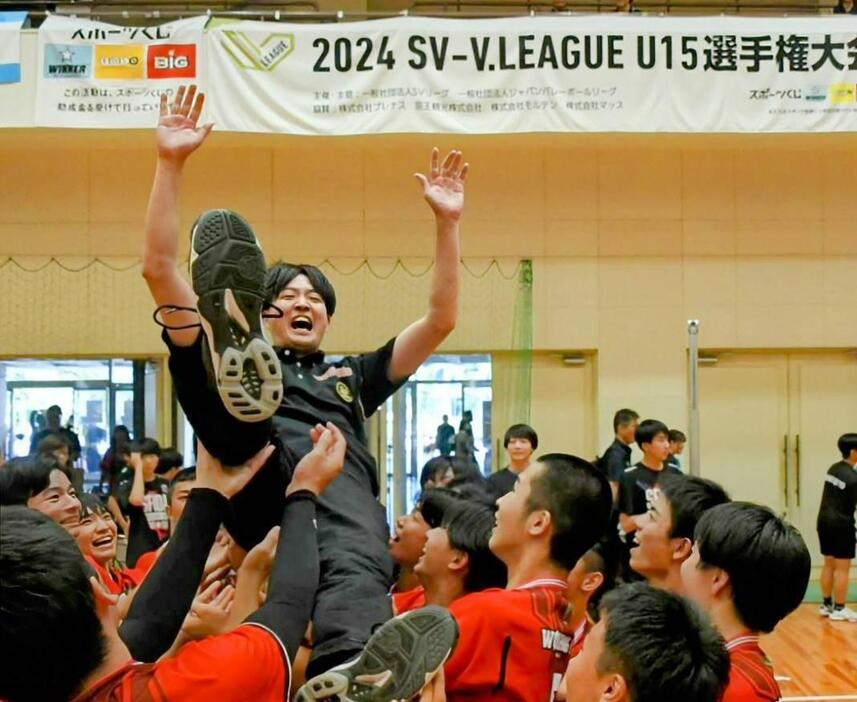 大会5連覇を果たし胴上げされるWOLFDOGS名古屋 U-14の神谷雄飛 監督