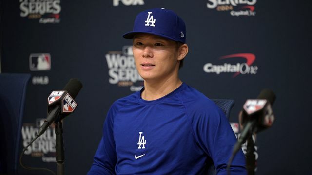 記者の質問に答えるドジャース・山本由伸投手（写真：USA TODAY Sports/ロイター/アフロ）