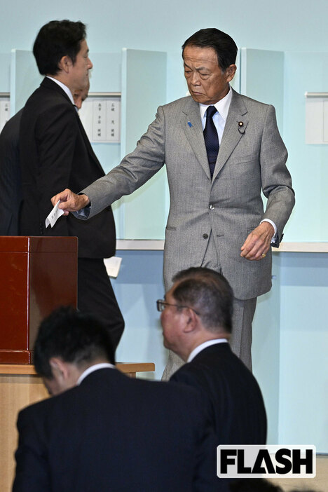 総裁選で投票する麻生太郎氏（写真・JMPA）