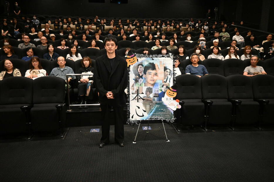 大阪市内で映画「本心」の舞台あいさつに登壇した池松壮亮（撮影・松浦隆司）