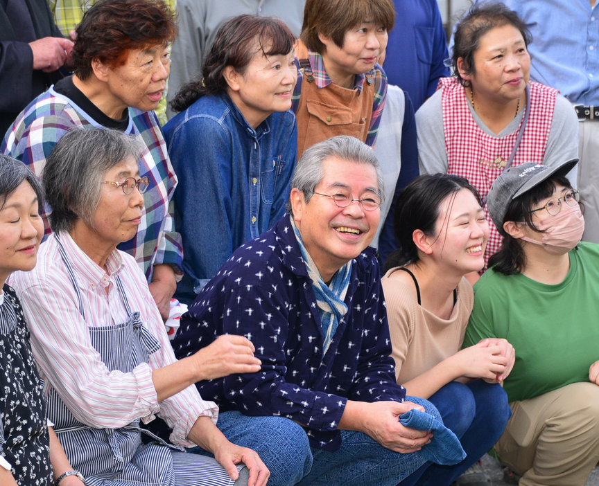 落語会を手伝った地元住民らと記念写真に納まる立川志の輔さん