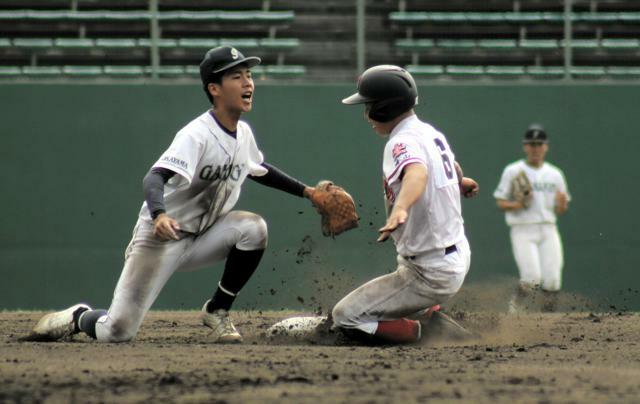 おかやま山陽―岡山学芸館　四回表、おかやま山陽の竹本が二盗を試みたがタッチアウト。遊撃手高安=2024年10月5日、マスカット、大野宏撮影