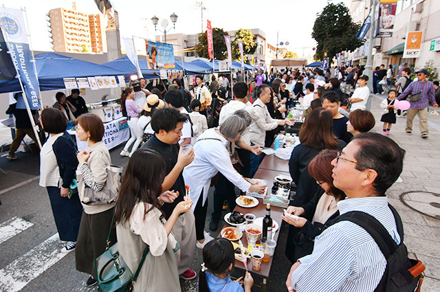 来場者がクラフトビールなどを味わった街なか賑わいフェスティバル＝山形市