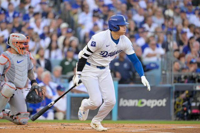 初回、センター前へヒットを放つ大谷翔平選手(写真：USA TODAY Sports/ロイター/アフロ)