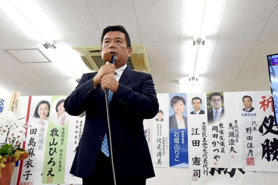 小選挙区での落選が確実となり、選挙事務所に集まった支援者らに頭を下げる大阪16区の森山浩行氏＝28日午前0時40分、堺市堺区（藤木祥平撮影）