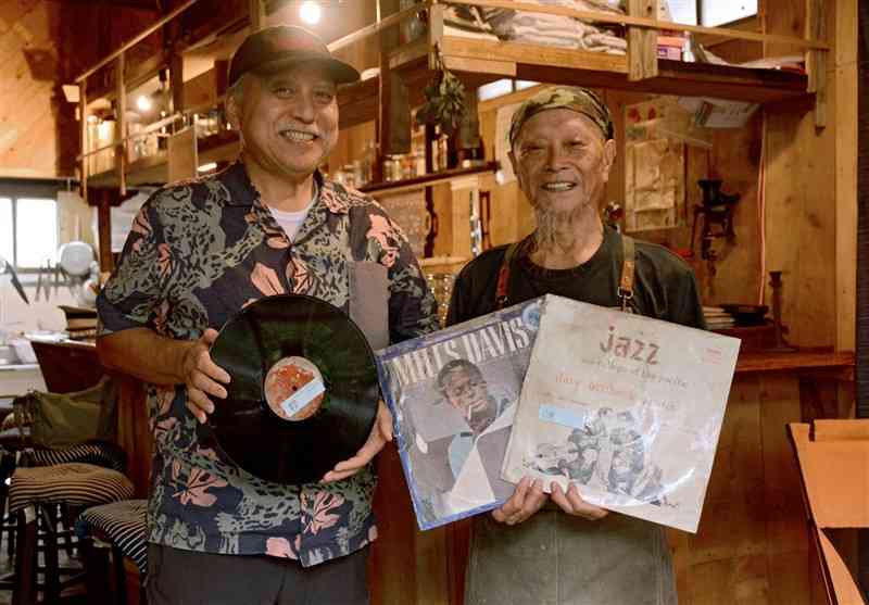 800枚のジャズレコードを集めた尾方憲二さん（右）と、レコードの洗浄を続ける山口信也さん＝2日、人吉市