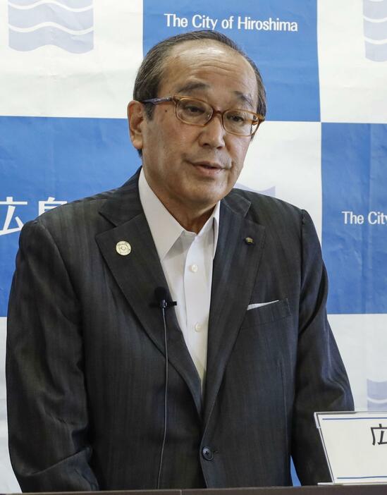 広島市役所で記者会見する松井一実市長＝21日午前