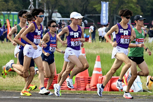 力走する立大の選手ら（手前）（１９日）＝後藤嘉信撮影