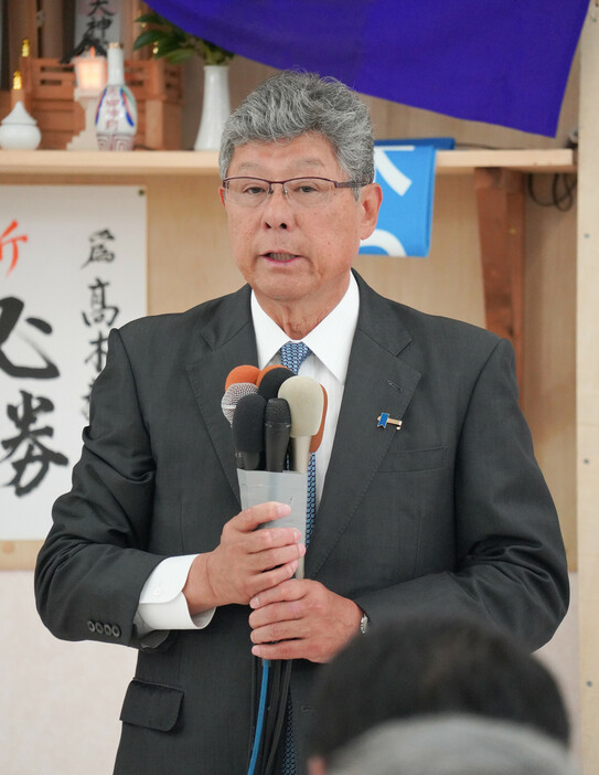 選挙について支援者に謝罪する高木毅氏＝２７日午後、福井県敦賀市