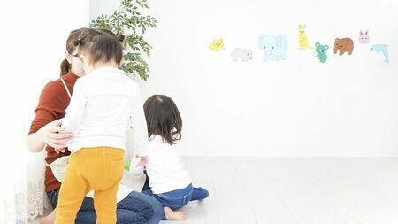 わが子を他の子と比べてしまってつらくなるときの対処法をご紹介します（写真：maroke／PIXTA）