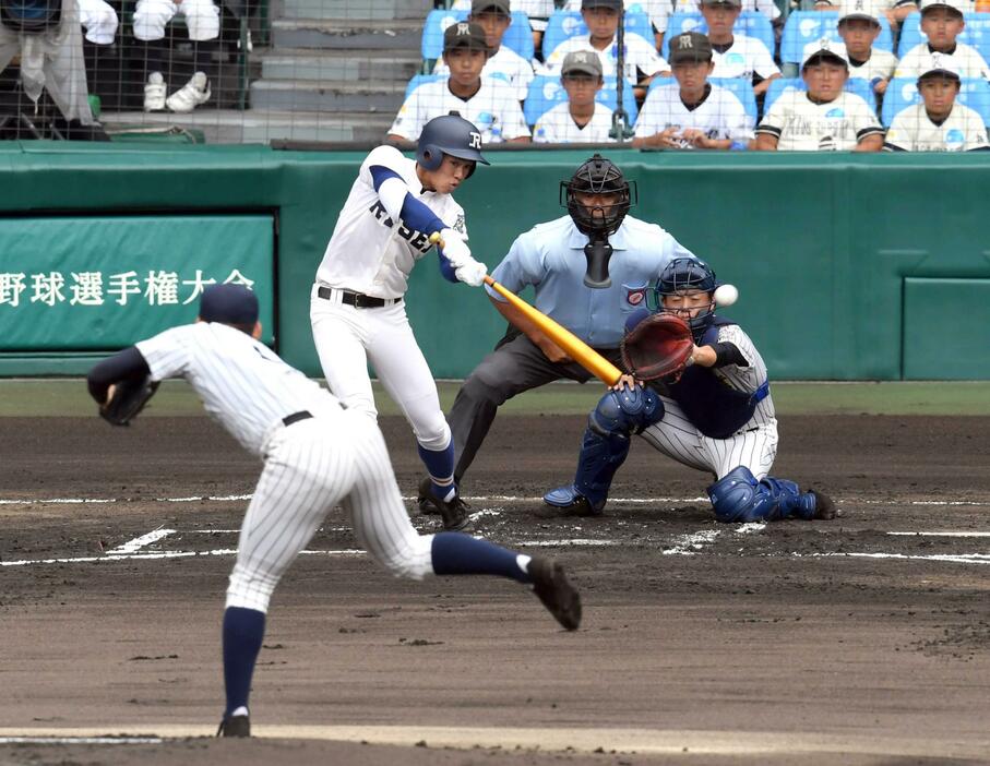 　　履正社時代の１９年夏、甲子園で安打を放つ池田