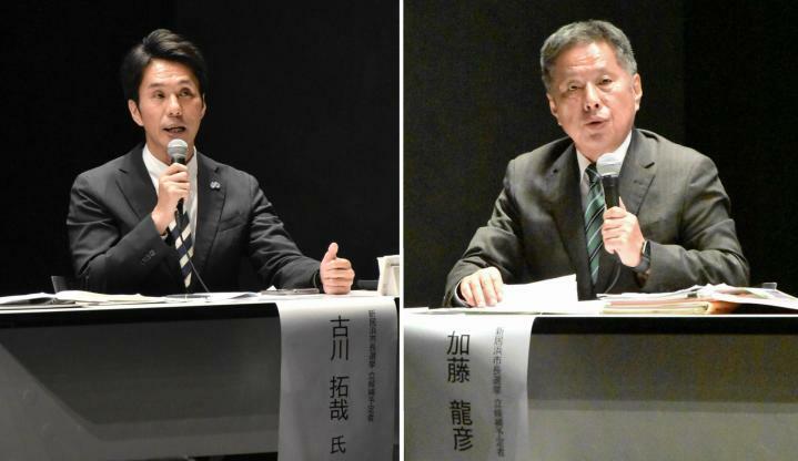 新居浜市長選の立候補予定者公開討論会で、政策などを訴える古川拓哉氏（左）と加藤龍彦氏＝23日夜、同市坂井町2丁目（撮影・高岡泰聖、月岡岳）