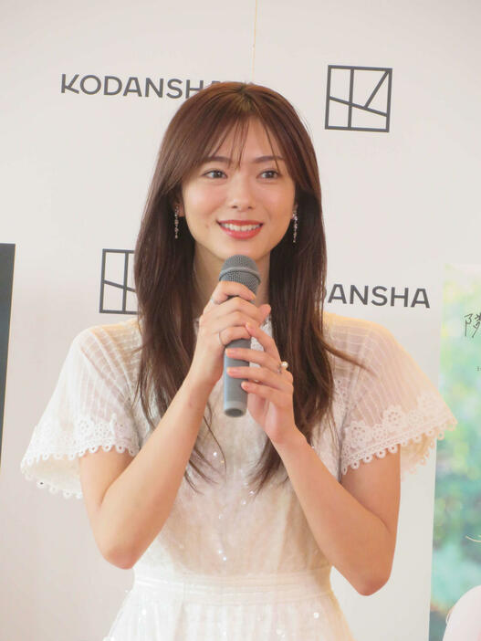 2nd写真集「隣の席になりたい」発売記念会見に出席した田村保乃