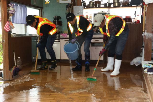 浸水被害のあった延岡市浦城町の住宅を掃除するボランティアら＝２５日午前