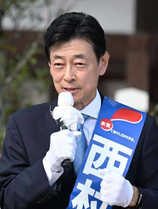 衆院選の出陣式で支持を訴える西村康稔氏