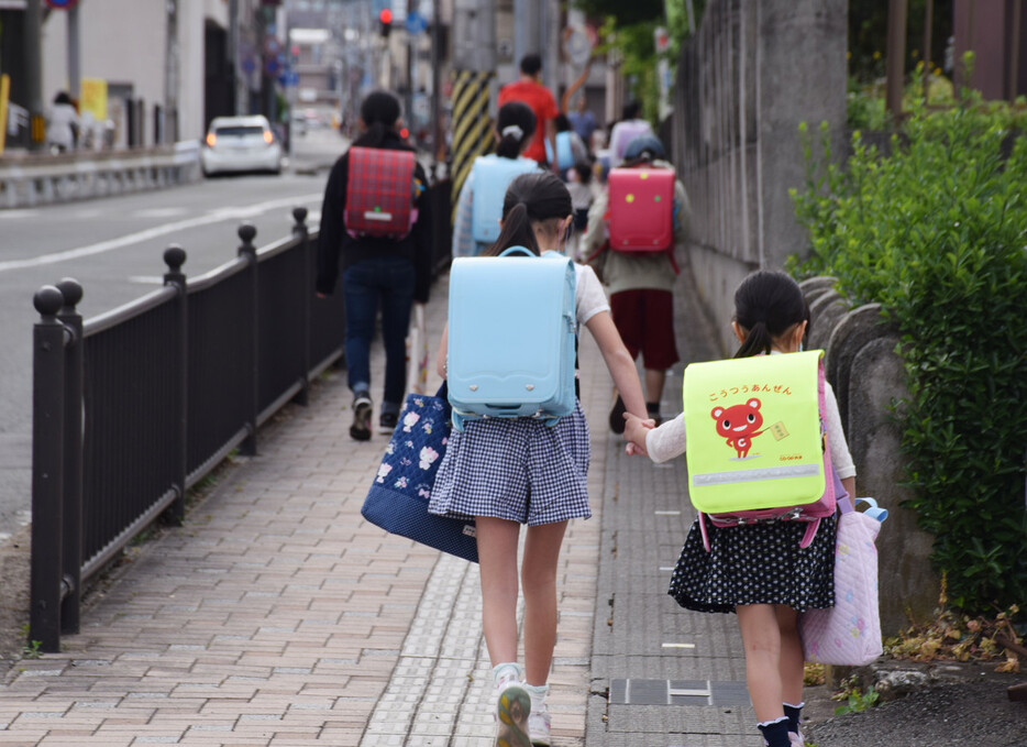 小学校に登校する児童＝２０２０年５月、山形市