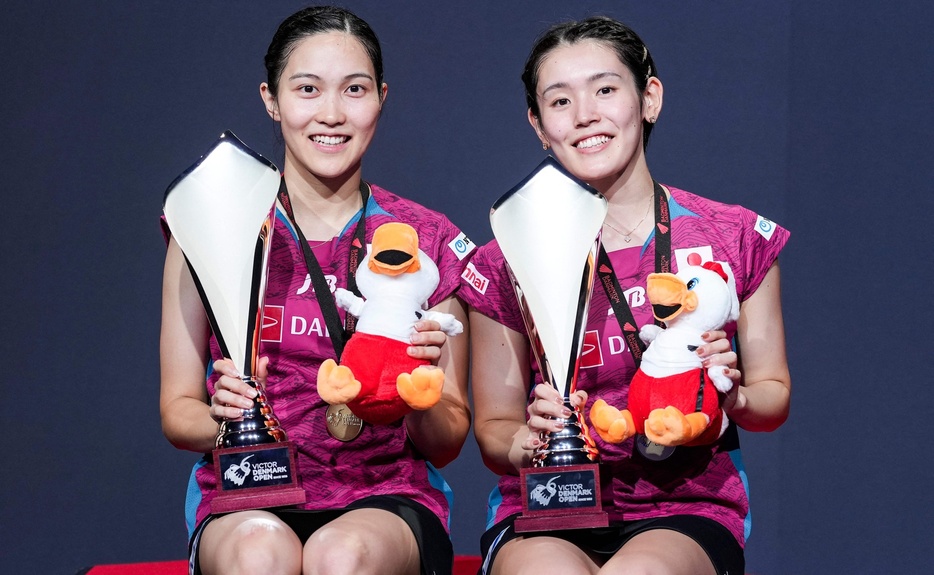 バドミントン、デンマーク・オープン、女子ダブルス決勝。優勝を飾り、表彰式に臨む中西貴映/岩永鈴組（2024年10月20日撮影）。【翻訳編集】 AFPBB News