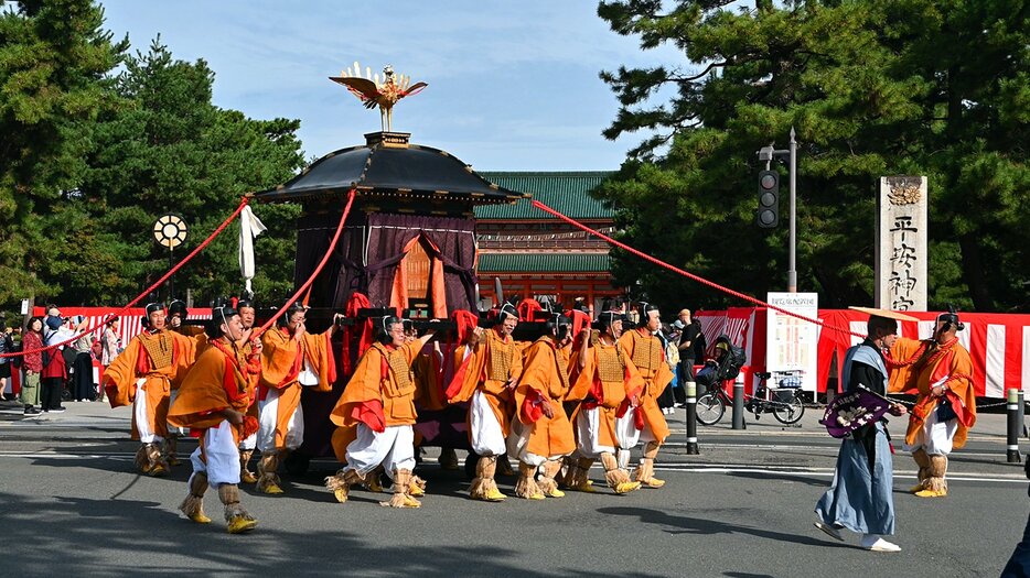 平安神宮を出発した時代祭神幸列（２２日午前９時すぎ、京都市左京区）