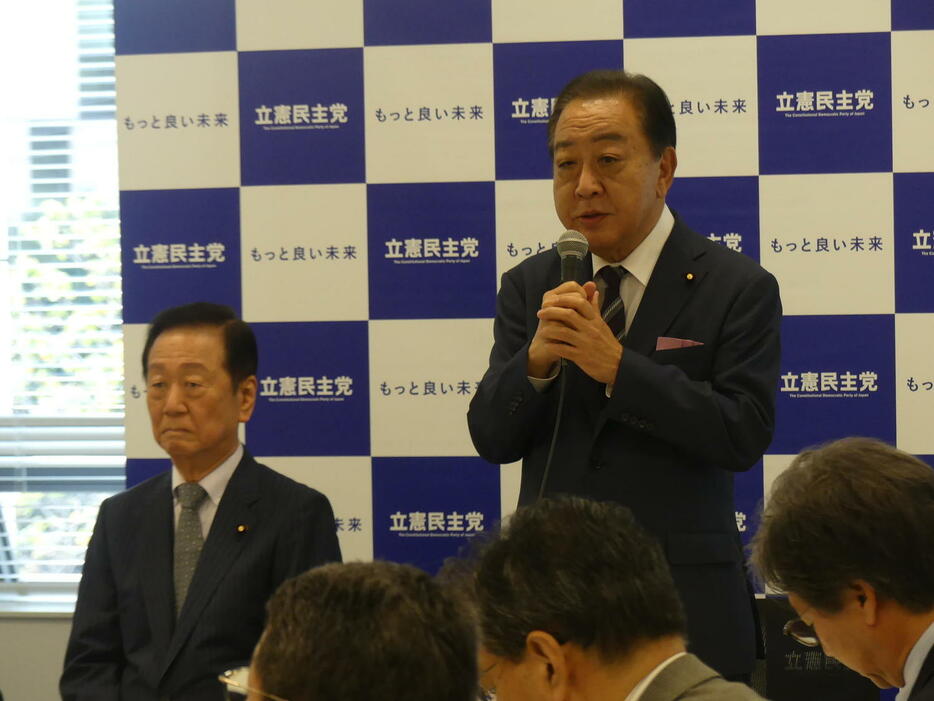 衆院選総合選挙対策本部の会合であいさつする野田佳彦代表。左は本部長代行の小沢一郎衆院議員（撮影・中山知子）