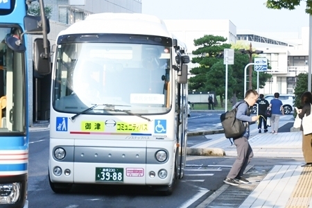 御津線の廃止を受けて松江市が１日から走らせたコミュニティバス＝島根県松江市殿町、県民会館前