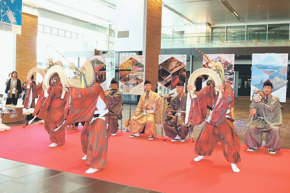 ささらを響かせながら舞う越中五箇山こきりこ唄保存会の踊り手＝富山駅