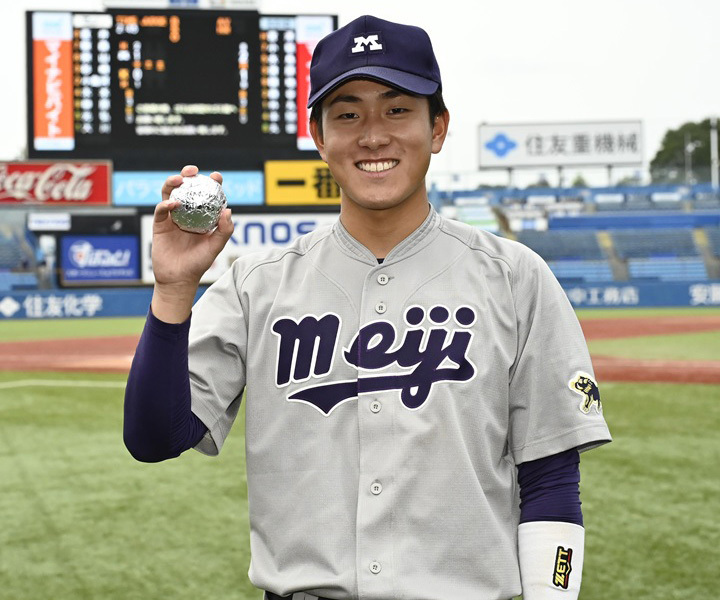 明大・木本が決勝ソロを含む全2打点の活躍で、勝ち点奪取に貢献した。試合後はホームランボールを手に笑顔[写真＝矢野寿明]