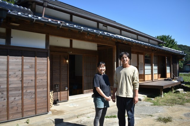 築８０年以上の古民家を改修して宿をオープンする欠掛隆太さん（右）、奈々さん夫妻＝南伊豆町市之瀬