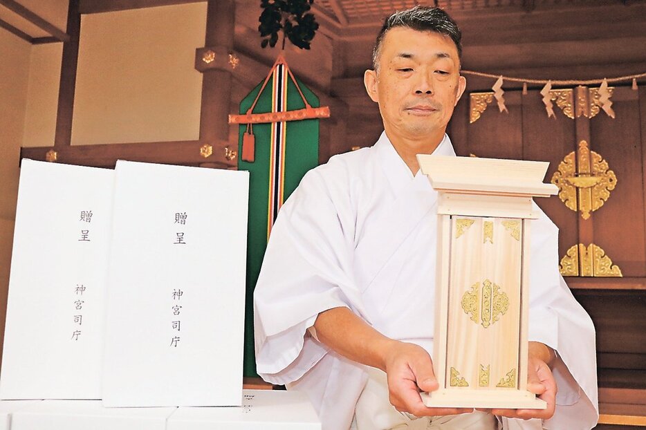 被災者に配られる神棚＝富山市諏訪川原の県神社庁